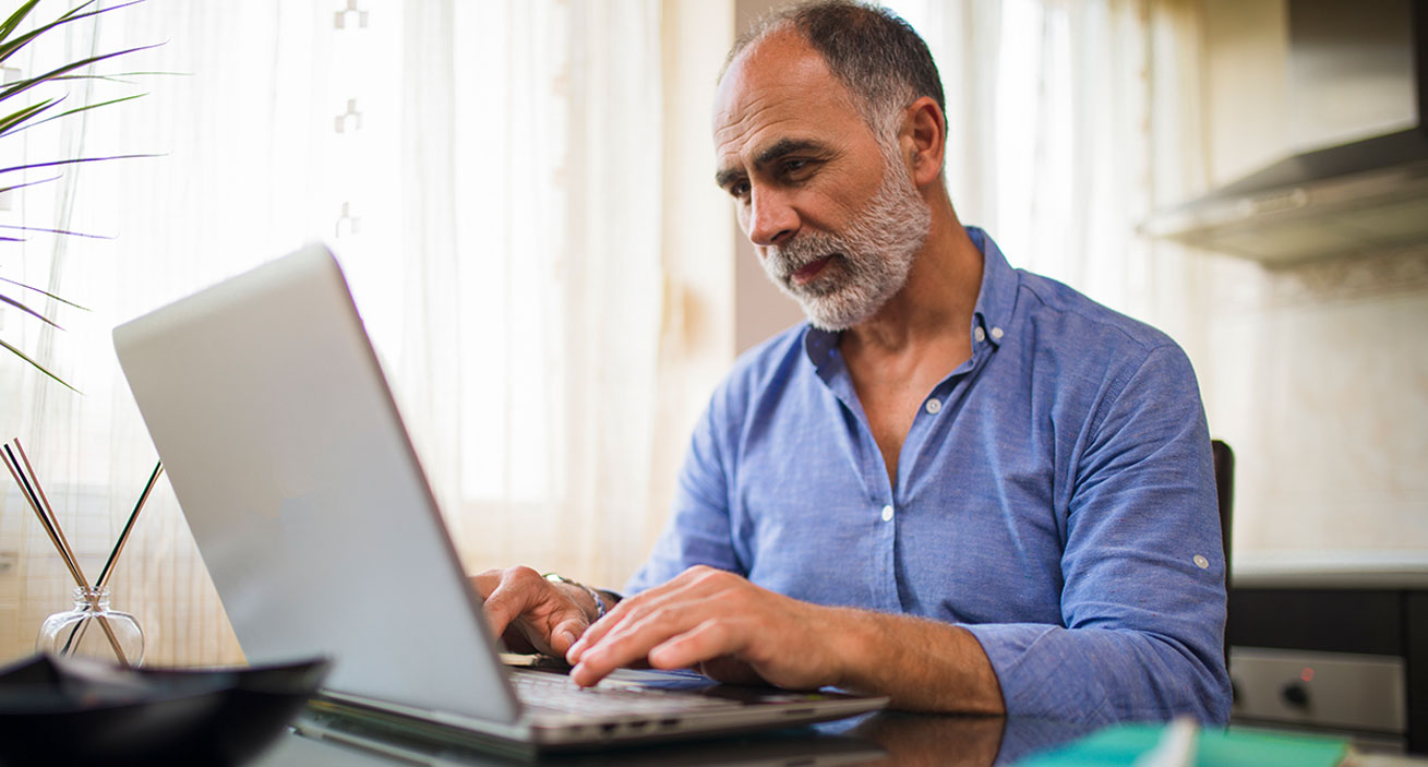 Homem digitando no computador