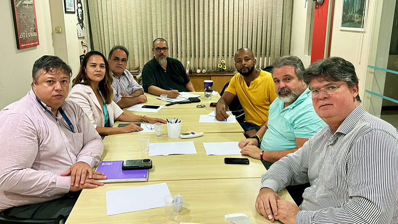 Da esquerda para direita:  Marco Aurelio Viana, diretor de Seguridade; Daniele Motta, assessora da Presidência; João Marcelo Torres, diretor de Riscos, Finanças e Tecnologia; Paulo Neves, diretor do Sindipetro-AM; Sérgio Borges, diretor do Sindipetro-NF; Paulo César Martin, diretor do Sindipetro-BA, todos representando a FUP; e o presidente Henrique Jäger. 