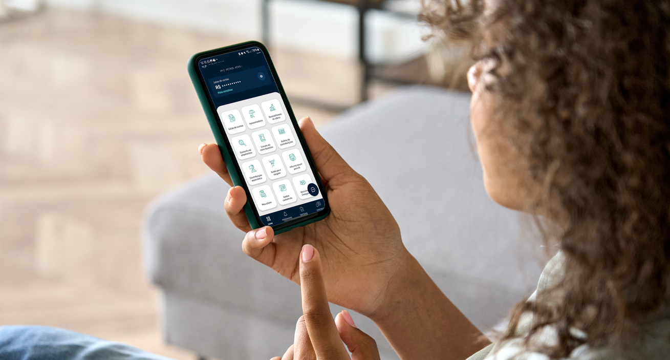 Mulher utilizando o aplicativo da Petros no celular